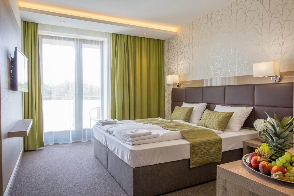 Nádas Tó Park Hotel Vasad Bagian luar foto