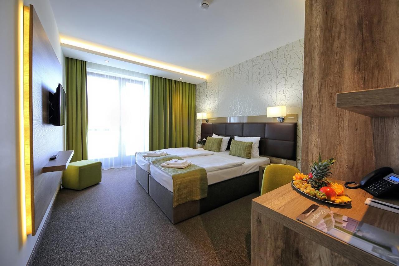 Nádas Tó Park Hotel Vasad Bagian luar foto