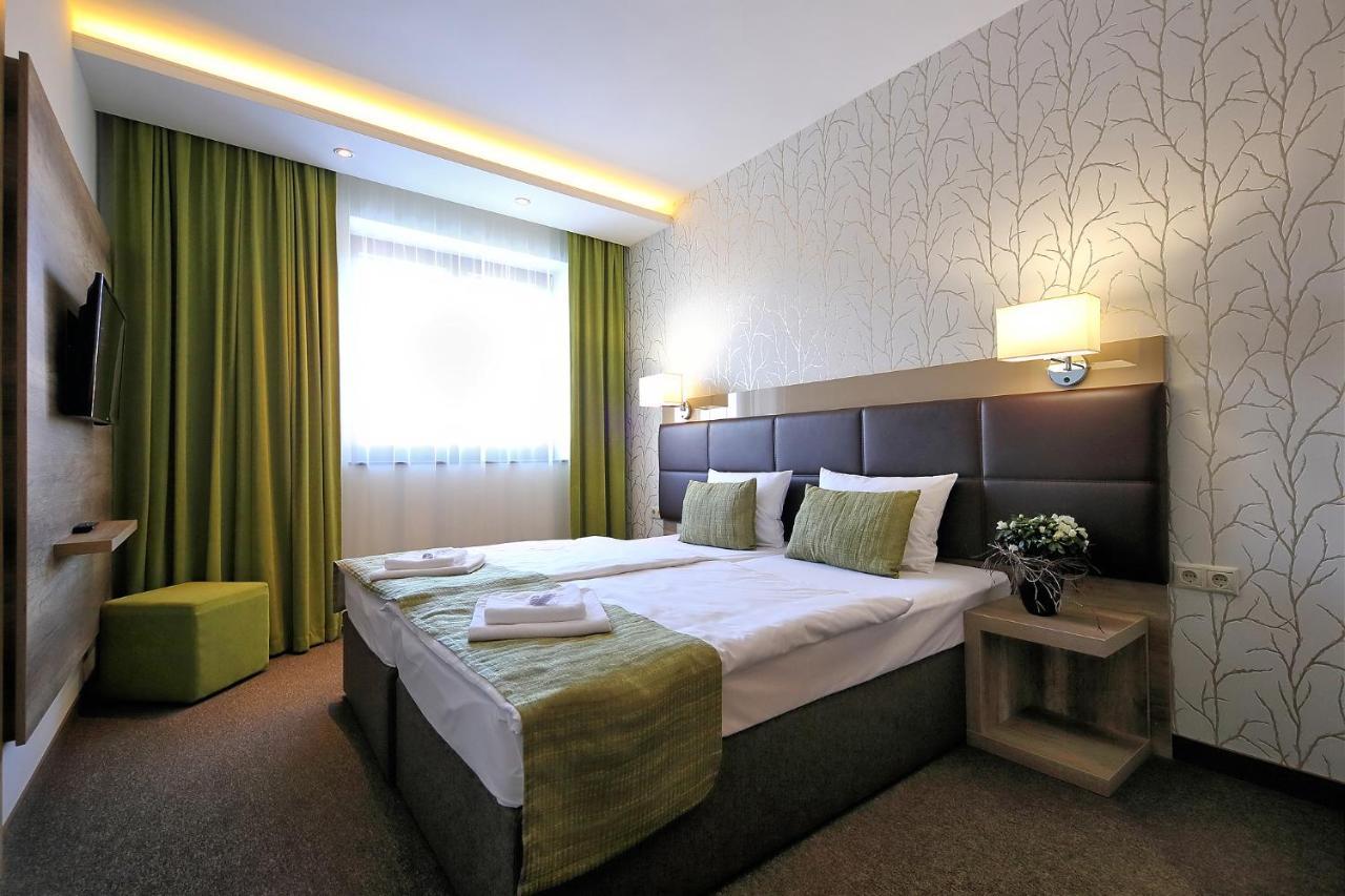Nádas Tó Park Hotel Vasad Bagian luar foto